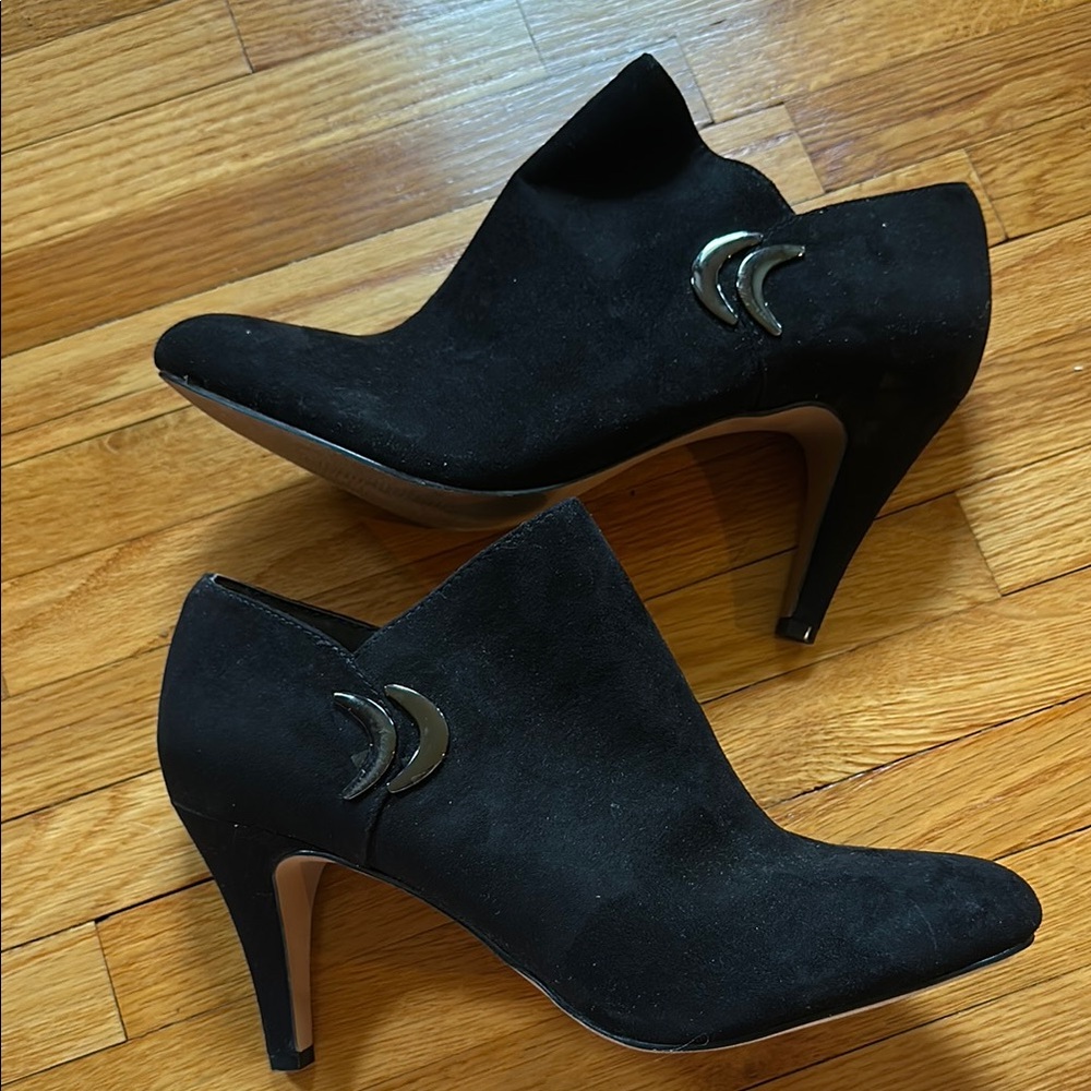Kelly & Katie Black Heeled Boots with Sleek Design